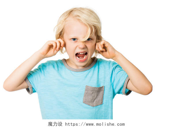 一个男孩在捂着耳朵大声尖叫生气了焦虑紧张害怕困扰暴躁